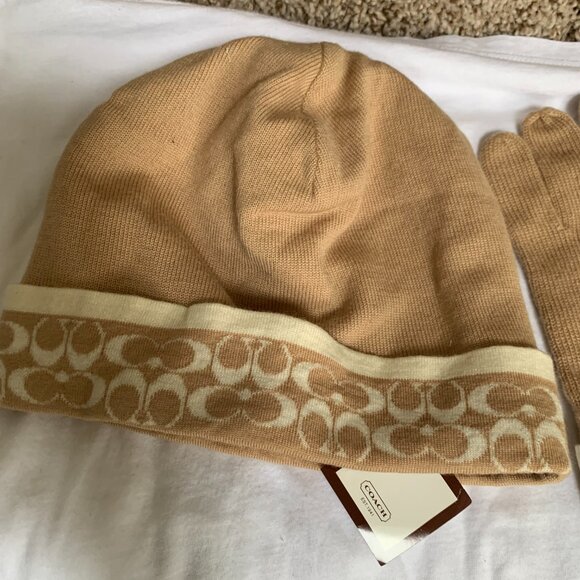 COACH Women\'s FB0461 2Pc. Camel 100% Merino Wool Sig Hat and Glove Set . main image 11